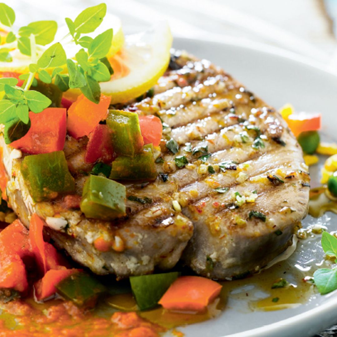 Bonito asado con ensalada de arroz y pimientos