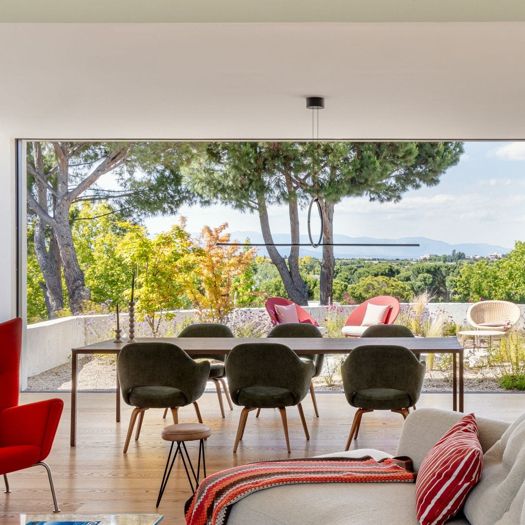Versátil, ligera y con estilo: así es la nueva vida de la silla de comedor en la decoración moderna