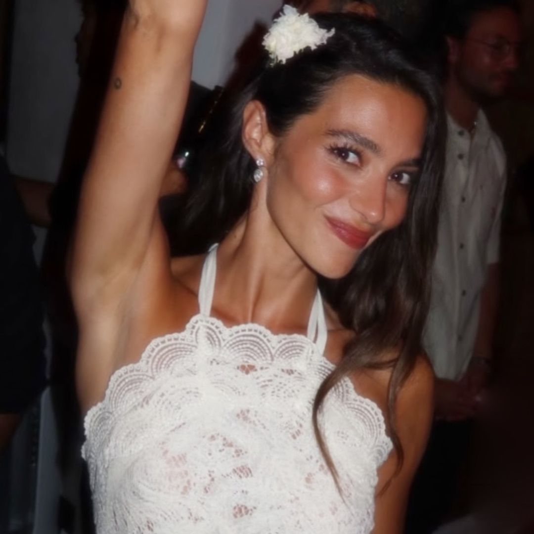 Rocío Crusset elige un vestido de encaje con escote halter para su gran fiesta en Ibiza: "Se ha coronado como la novia más estilosa del verano"