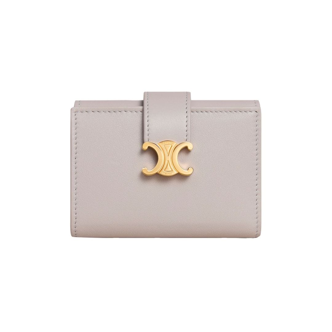 Cartera de piel color nude (540 €), de Celine