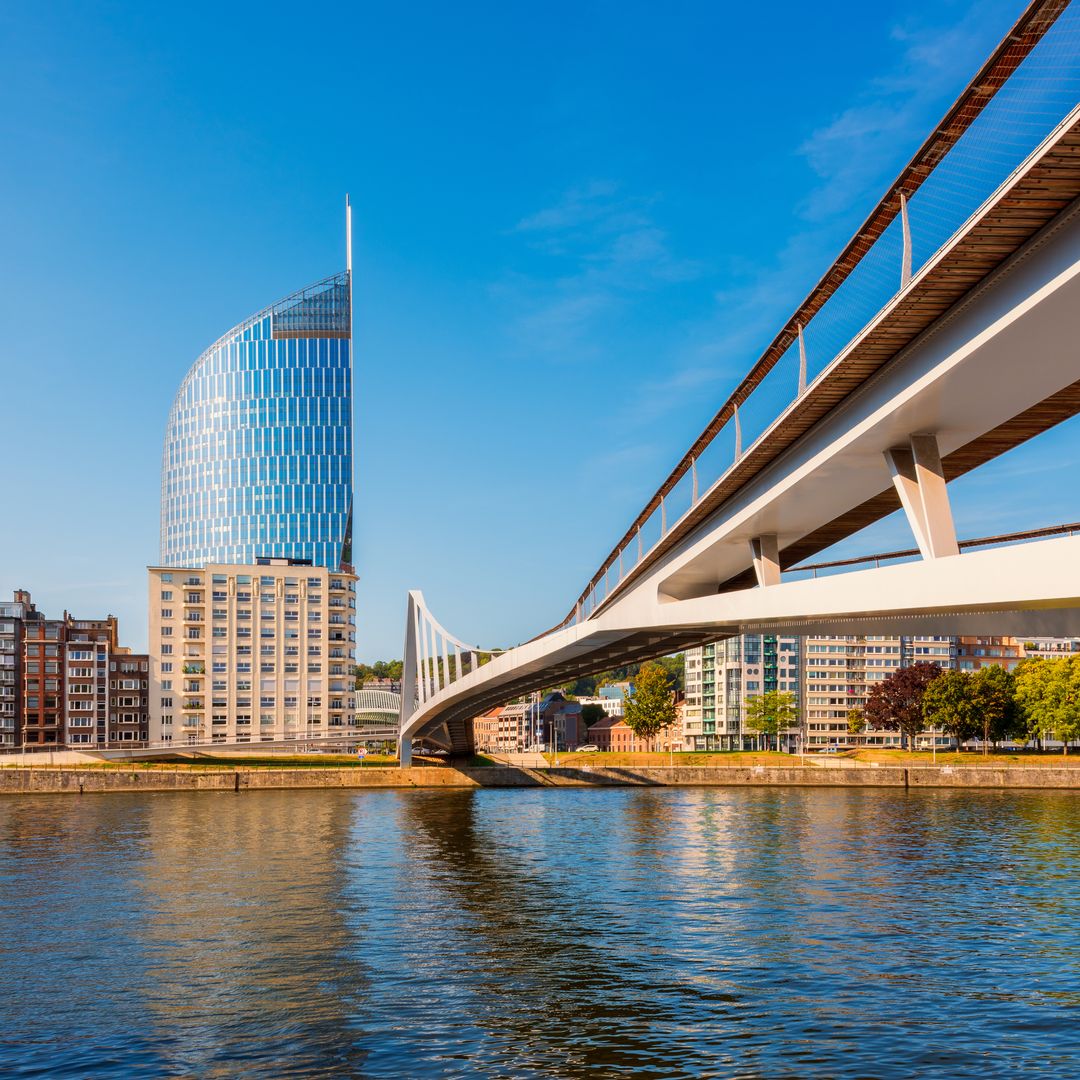 Puente moderno cruzando el río Mosa, Lieja, Bélgica