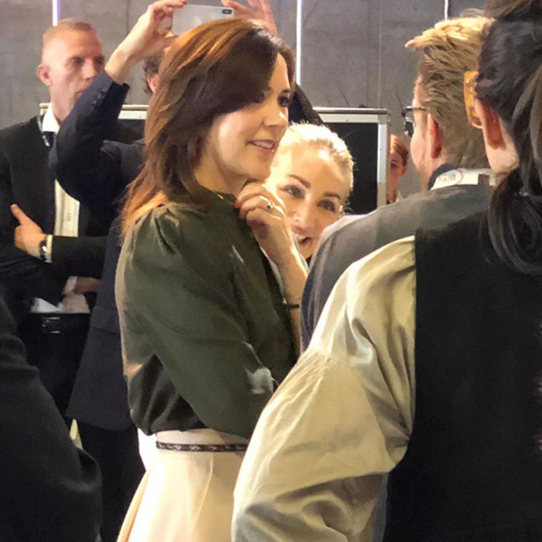 Mary de Dinamarca asiste al segundo día de la Cumbre de la Moda de Copenhague con una falda reciclada