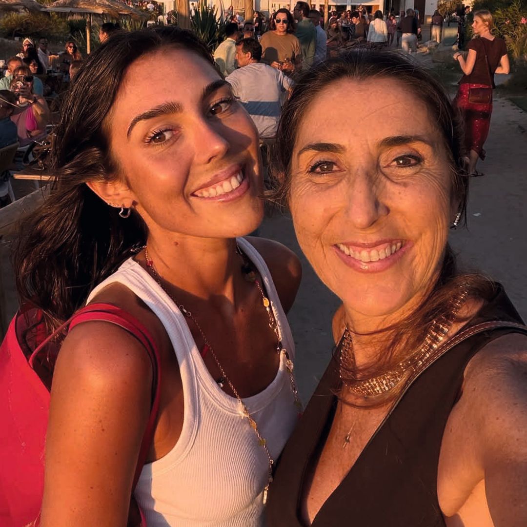 Una imagen con su madre, este verano en Cádiz