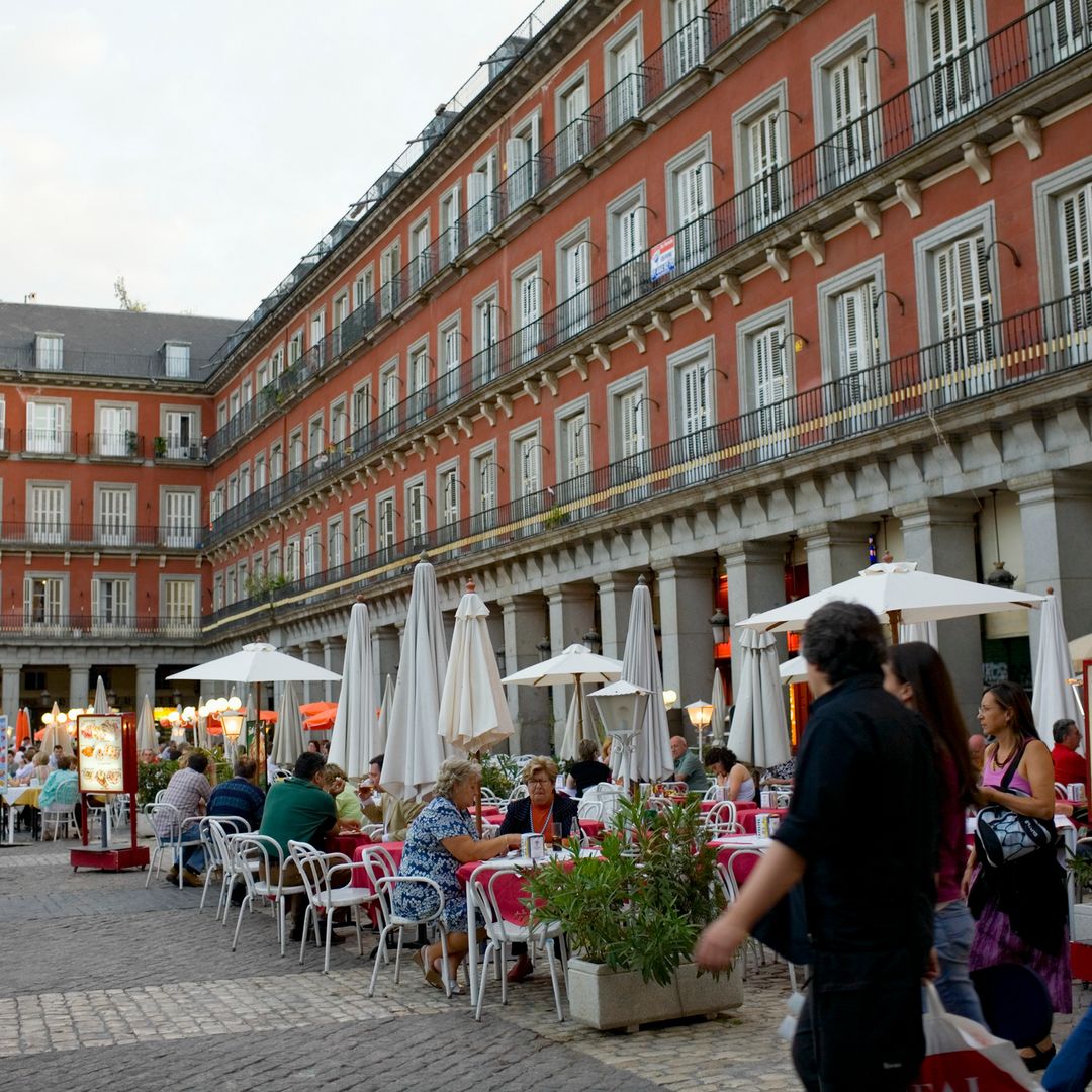 La hostelería cambia sus reglas para proteger a los trabajadores del calor: así es como afectará a las terrazas