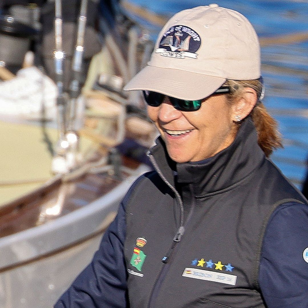 La infanta Elena sale a navegar con su padre, el rey Juan Carlos, en Sanxenxo