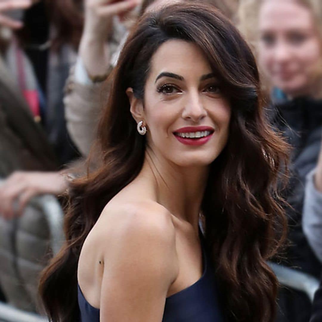 Amal Clooney encuentra en el escote asimétrico su mejor truco de estilo