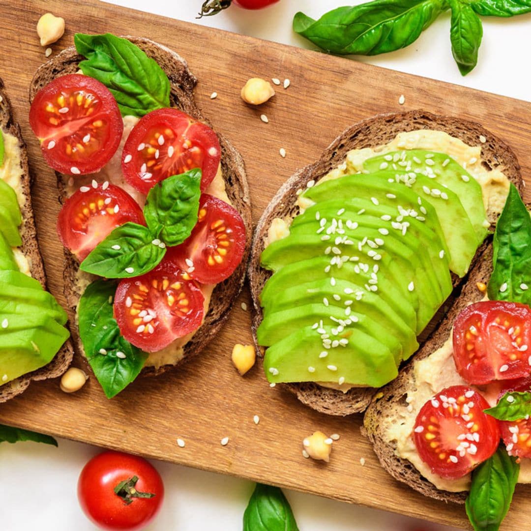 Tostas vistosas, fáciles y perfectas para celebrar el ‘Día del hummus’