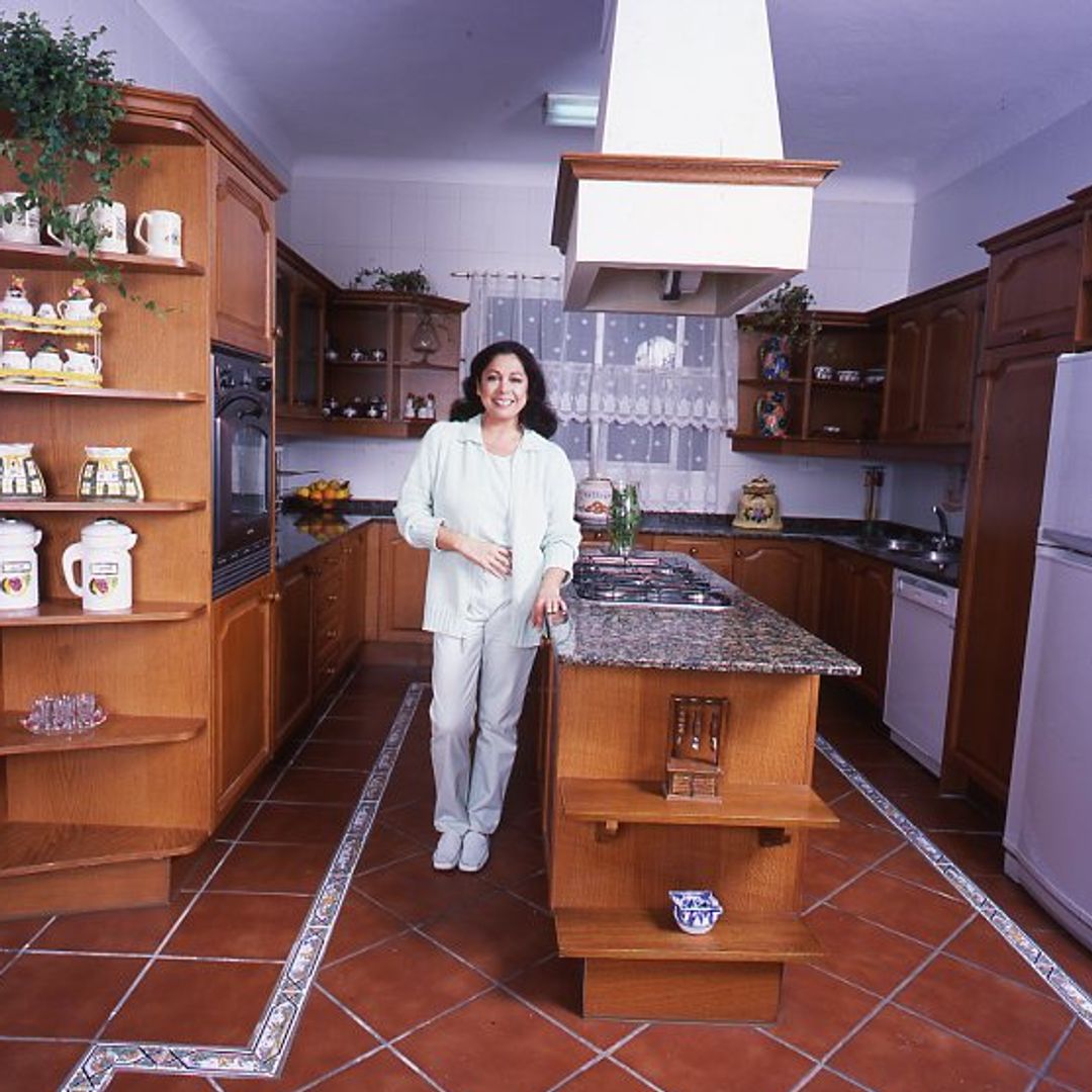 Isabel Pantoja posa risueña en el centro de la cocina rústica de Cantora
