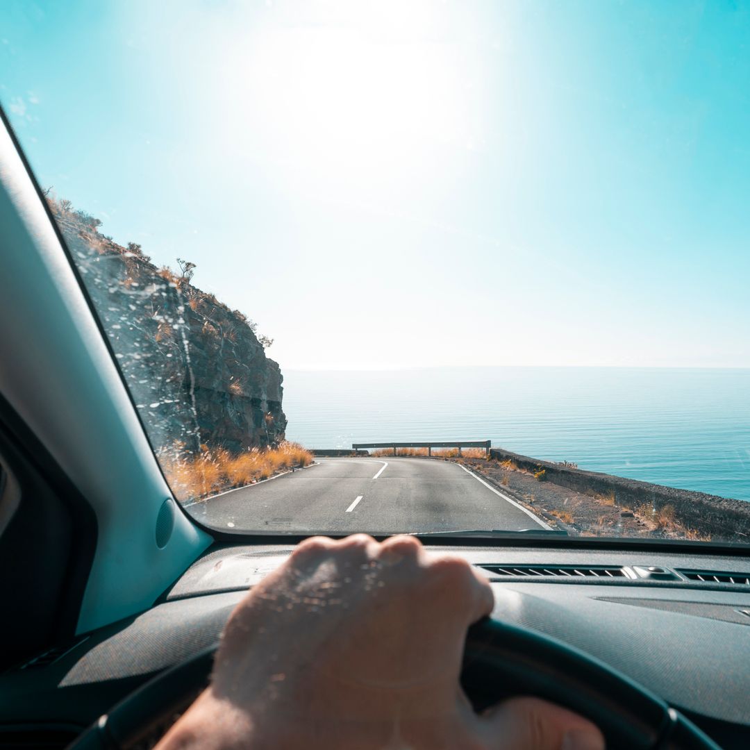 La DGT advierte: estos objetos tan habituales en verano en tu coche pueden costarte una multa