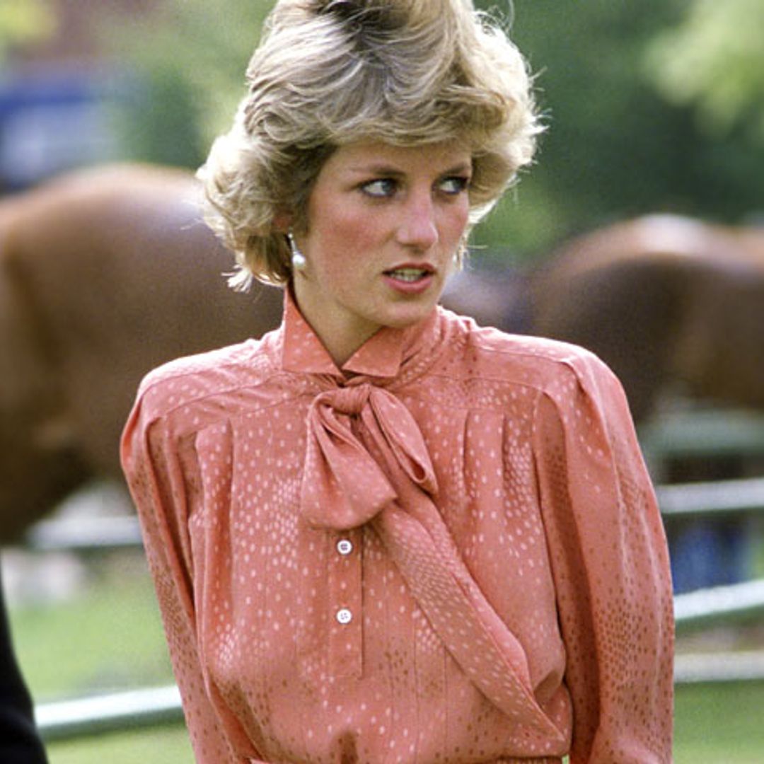La blusa 'pussybow' que reinas y princesas copiaron a Diana de Gales