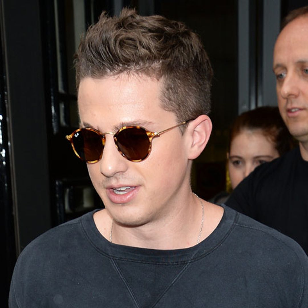 Charlie Puth tiene el “fondo de armario” de gafas de sol (retro) más inspirador