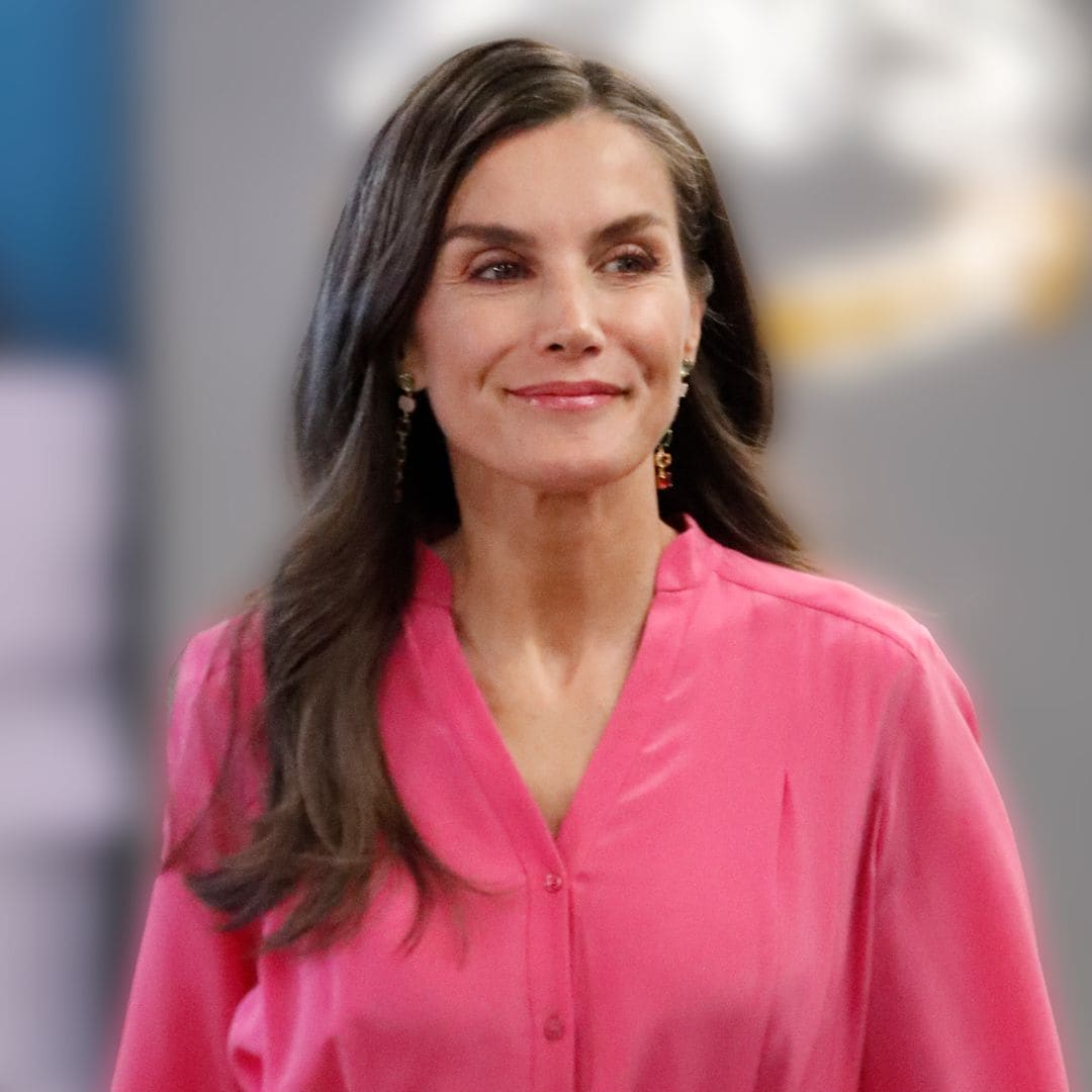 Un vestido camisero, infinitos looks: el diseño rosa que la reina Letizia siempre lleva con diferentes zapatos