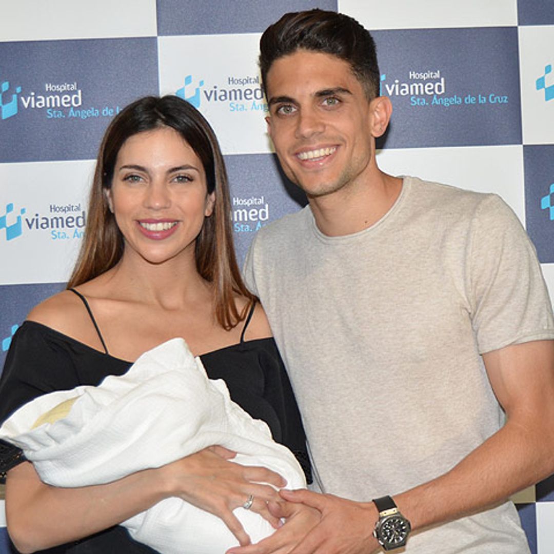 Melissa Jiménez y Marc Bartra posan sonrientes a la salida del hospital con su pequeña Abril