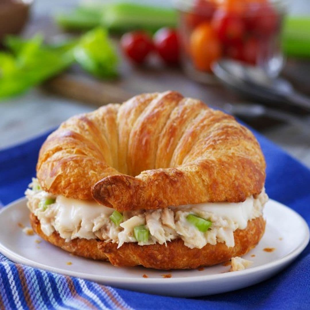 'Croissant' relleno de ensalada de atún