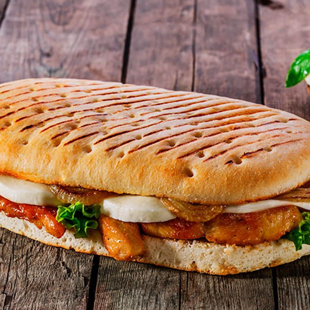 Panini de pollo con mozarela y cebolla frita