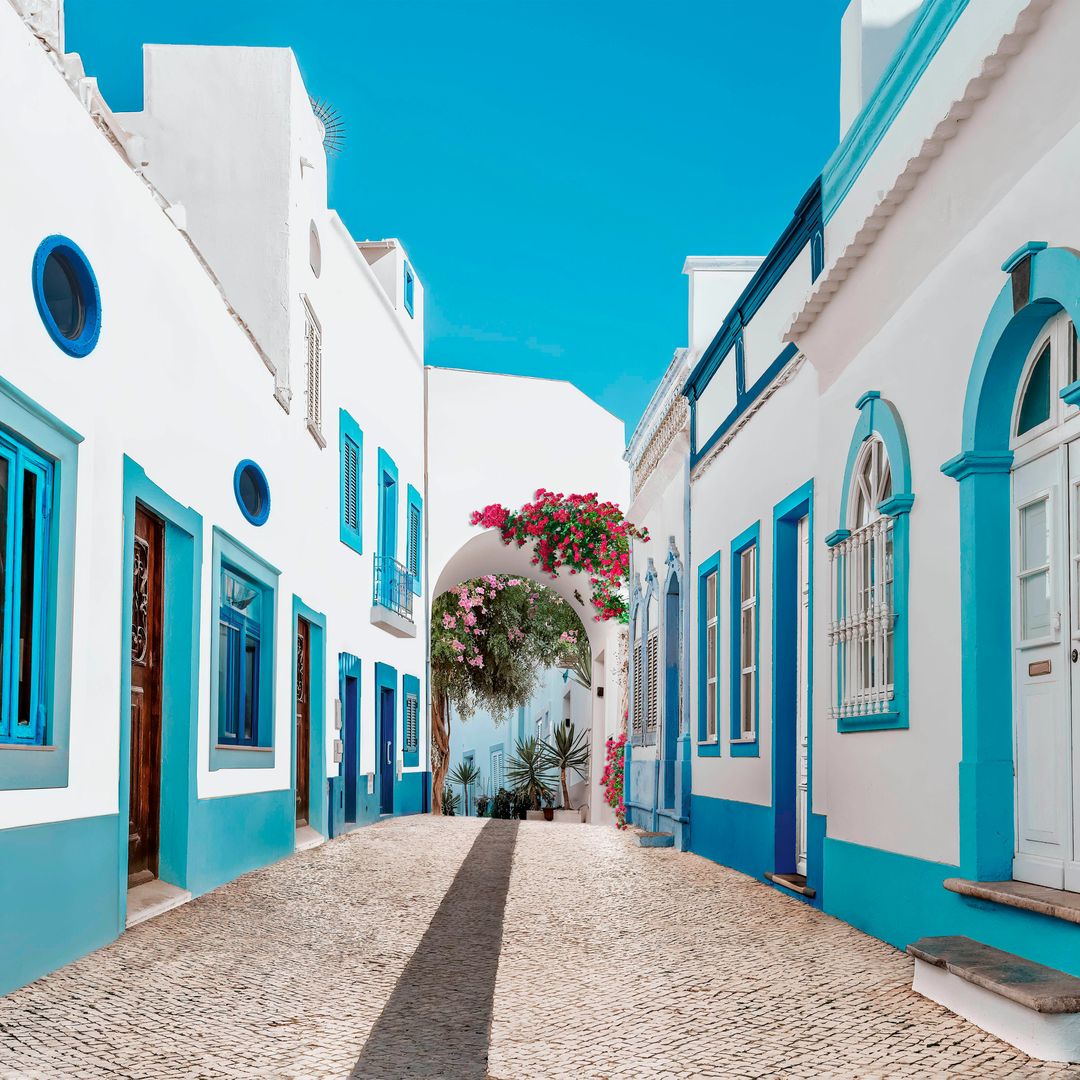 Calles de casas típicas en blanco y azul de Olhão, Algarve Portugal