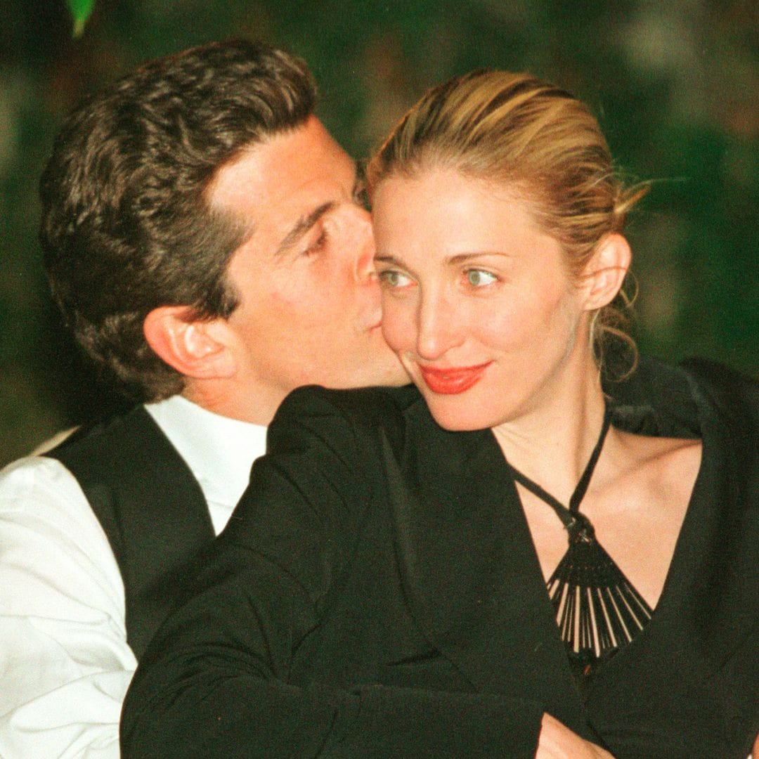 Los 'looks' que convirtieron a Carolyn Bessette-Kennedy en musa de estilo en los 90