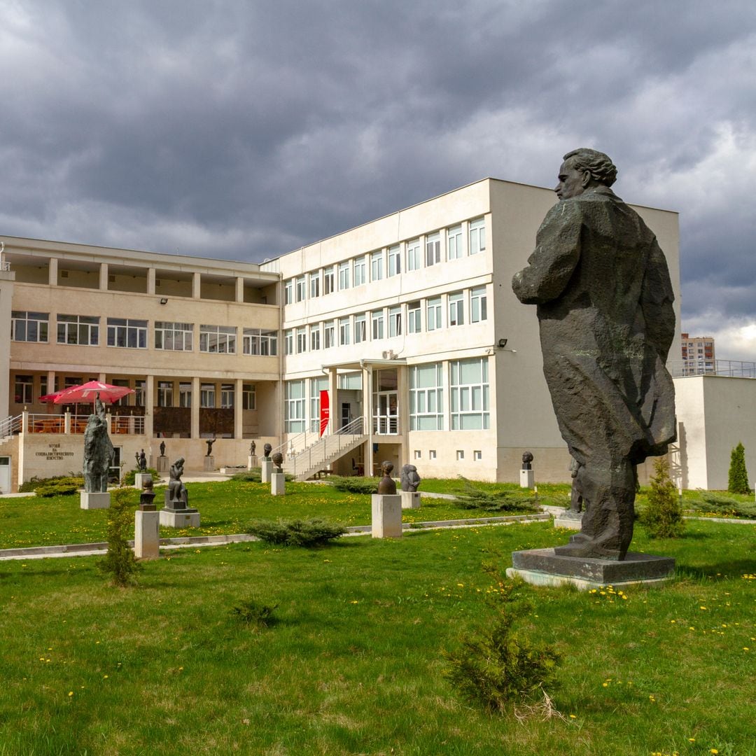 Museo Socialista repleto de esculturas en su jardín exterior, Sofia, Bulgaria