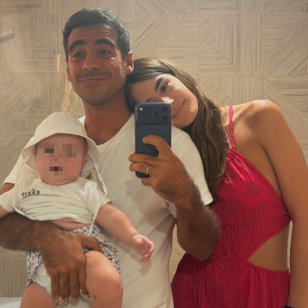 Las fotos del primer verano de Alberto Herrera y Blanca Llandres como padres: playa, juegos y momentos inolvidables junto a Marcos, de 5 meses