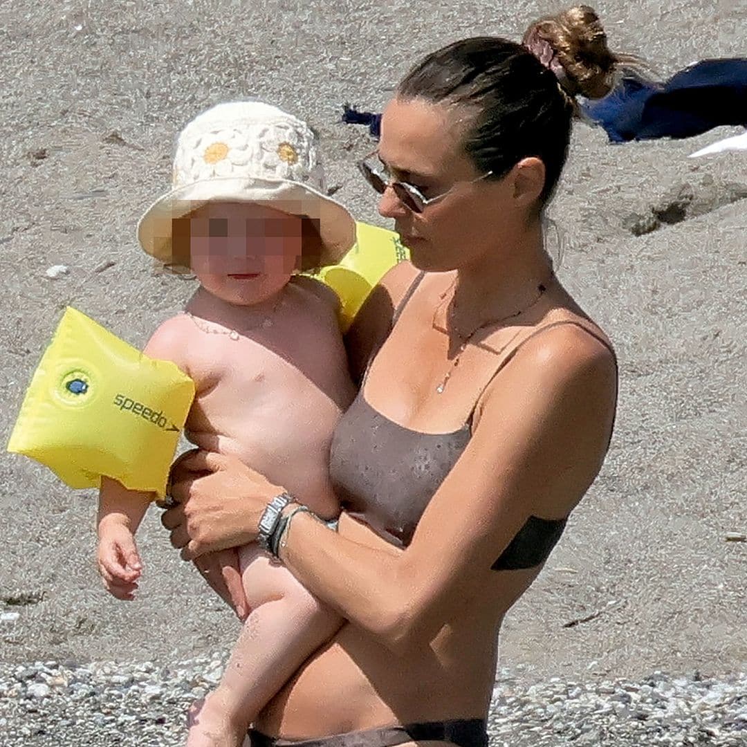 Claudia Osborne y su marido, José Entrecanales, disfrutan de la playa en familia en una fecha muy especial