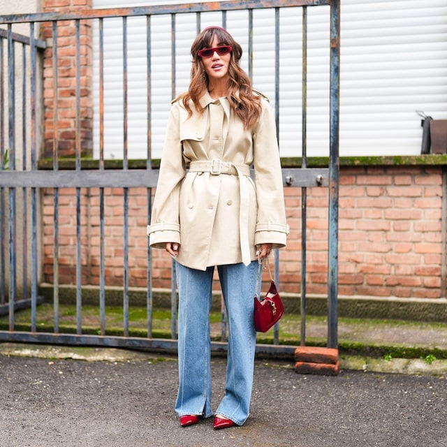 Tamara Kalinic con trench y vaqueros