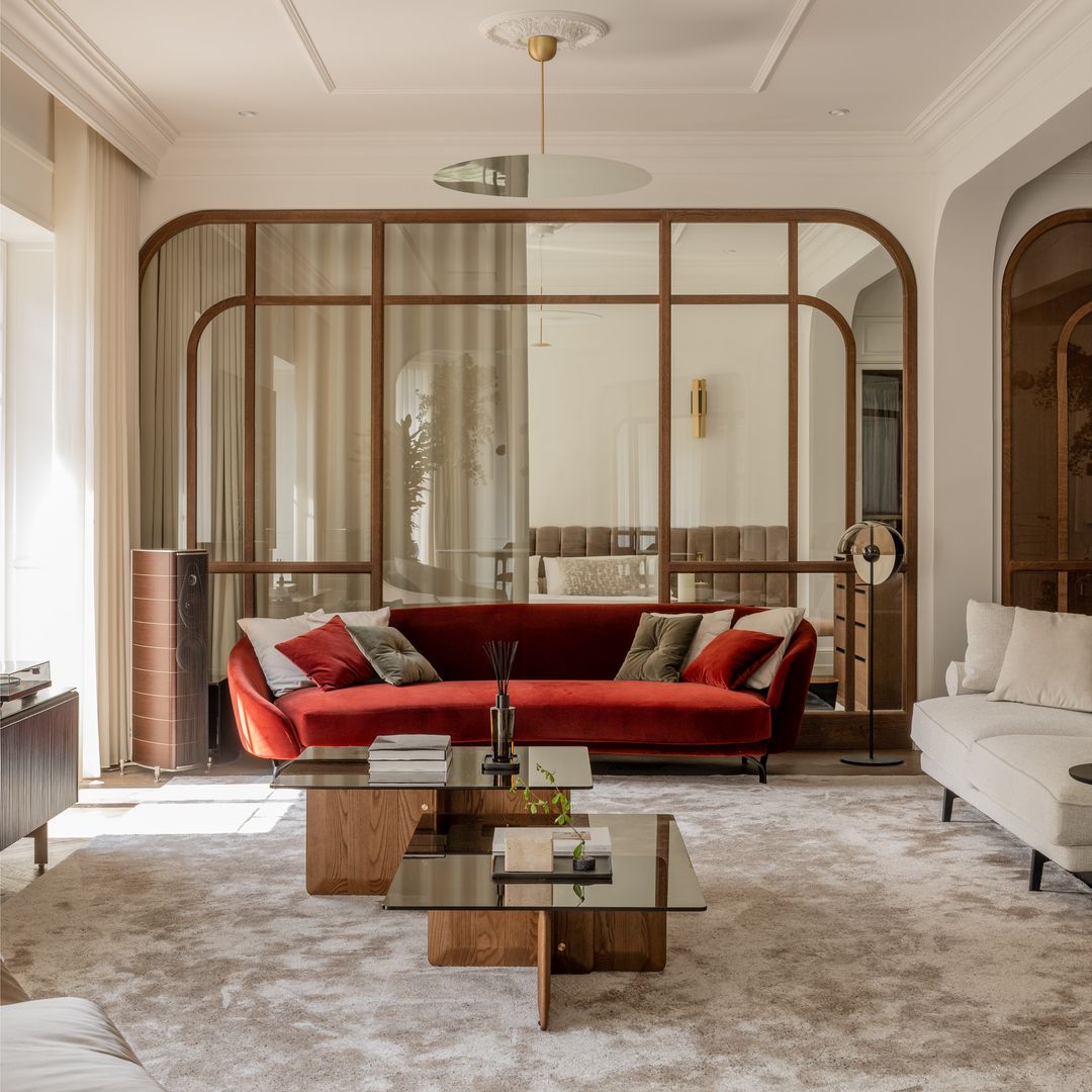 De una superlibrería a un sofá rojo: 12 salones con ideas de decoración que merece la pena copiar