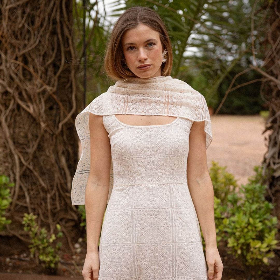 Los complementos de novia que triunfan este verano: de joyas con inspiración 'vintage' a las batas con un significado especial