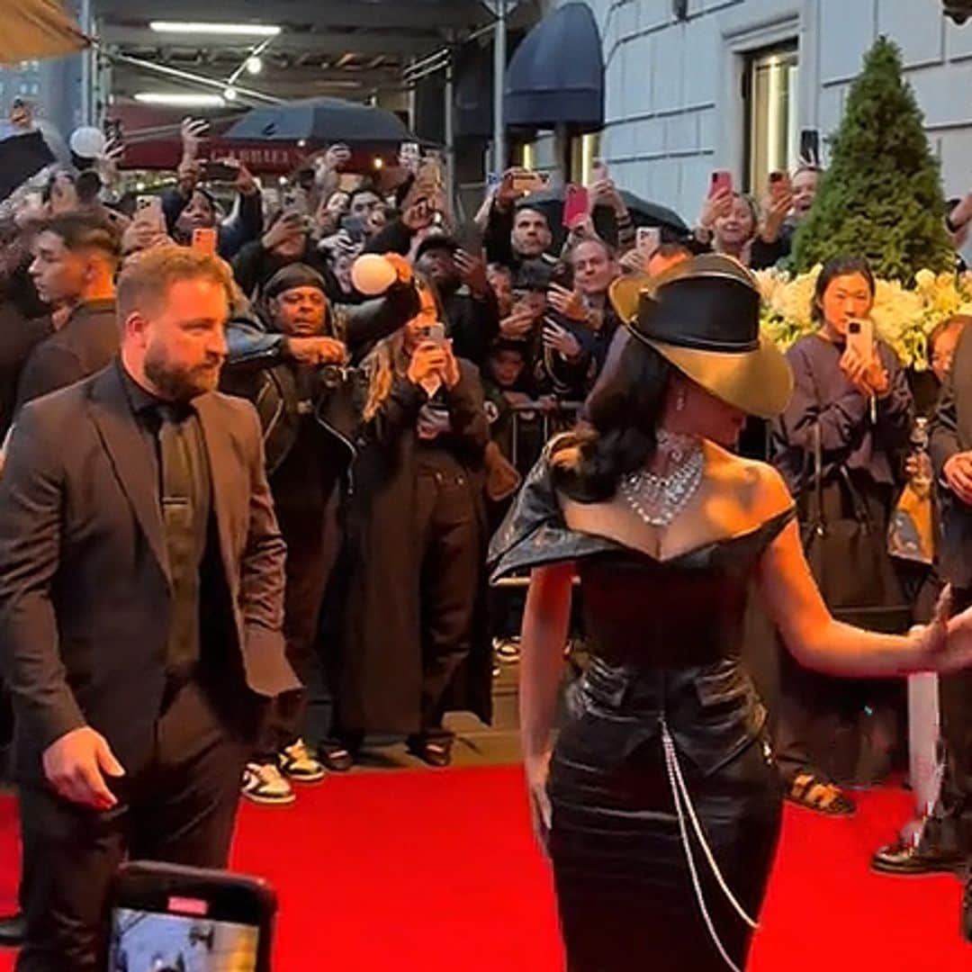 Los vídeos virales de la MET gala: de pegarle los zapatos a Kylie Jenner al pisotón de Kim Kardashian