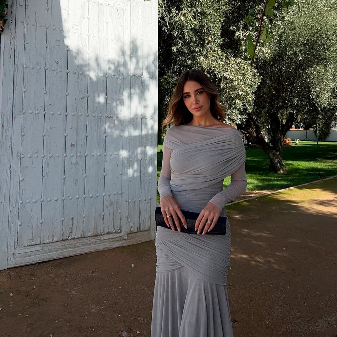 Teresa Bass con vestido gris en la boda de su hermana