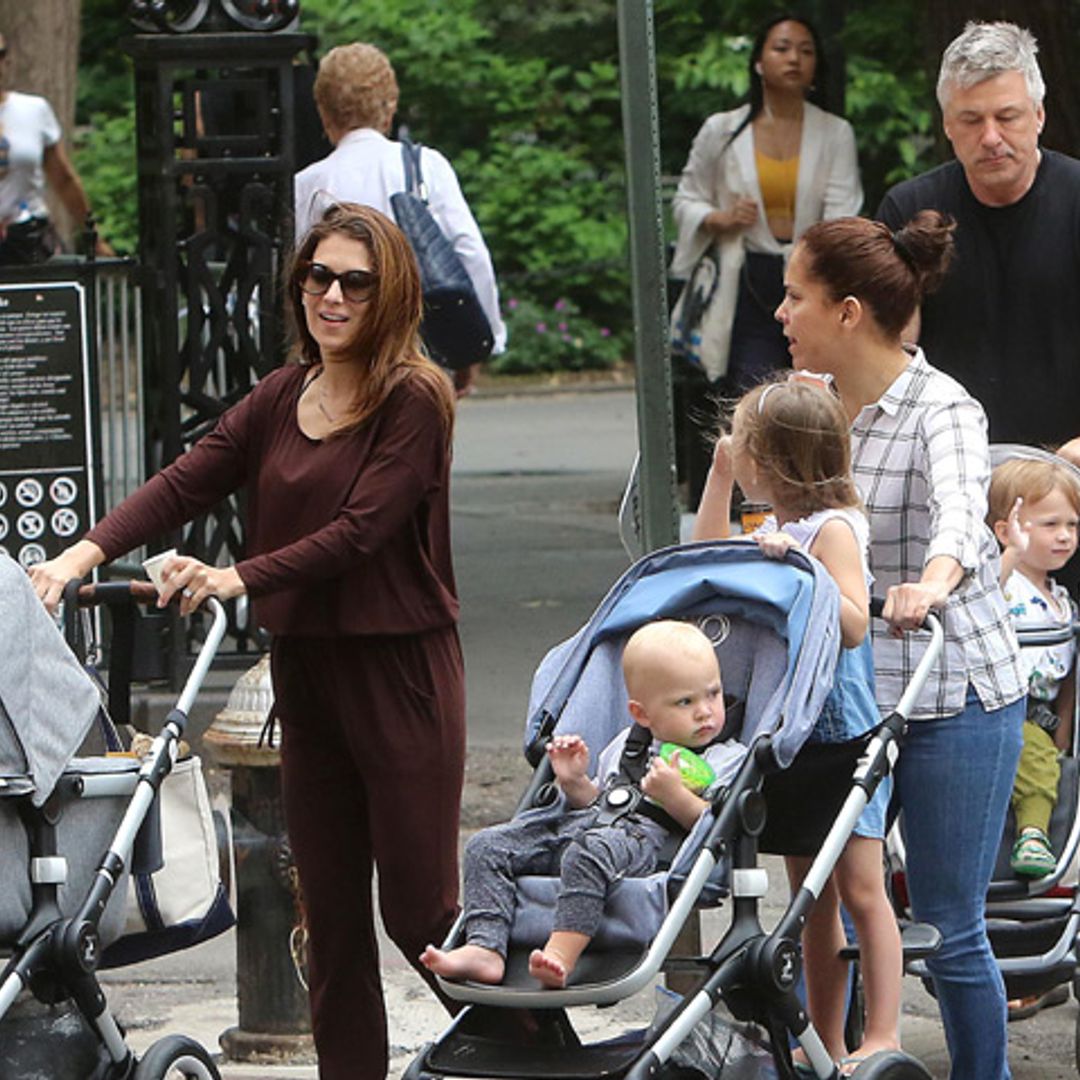 Hilaria y Alec Baldwin, procesión de carritos con su familia numerosa
