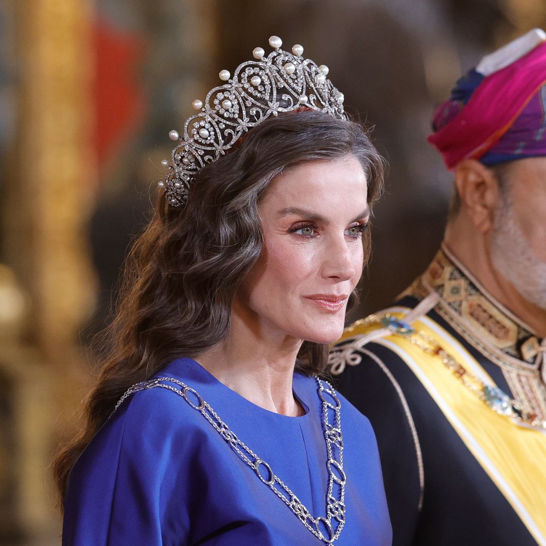 El ‘déjà vu’ de la reina Letizia, que estrena peinado, con su look de gala: un vestido azul española y la tiara rusa