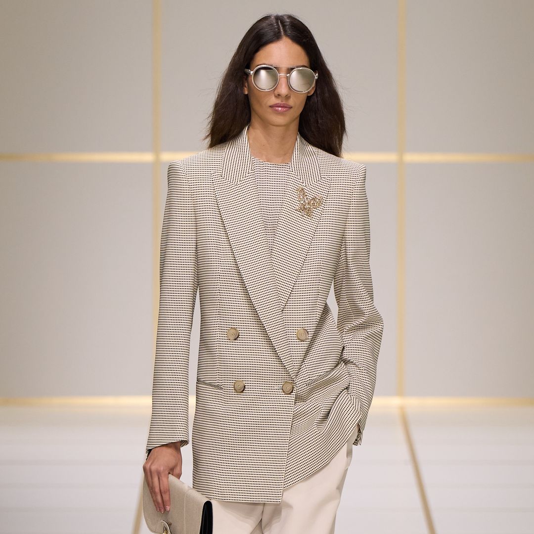 El homenaje a Giorgio Armani conquista Milán: de su traje de Primera Comunión a su influencia en los años 80