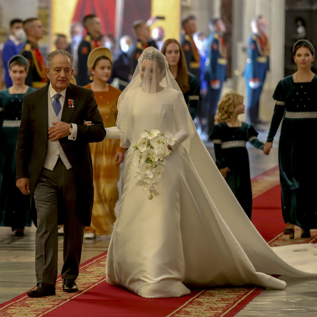 La novia caminando al altar del brazo de su padre