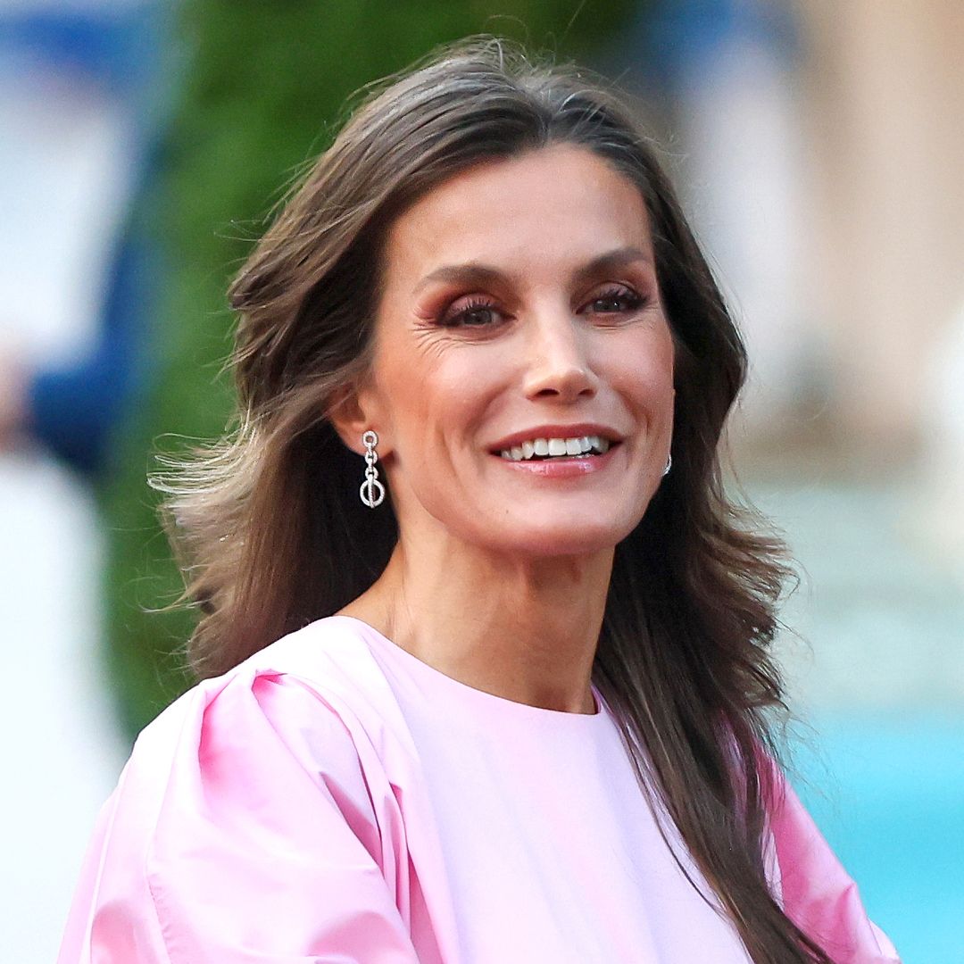 La reina Letizia, 22 años de evolución con su look en el concierto de los Princesa de Asturias: del corsé de plumas a su blusa fucsia, así ha cambiado su estilo