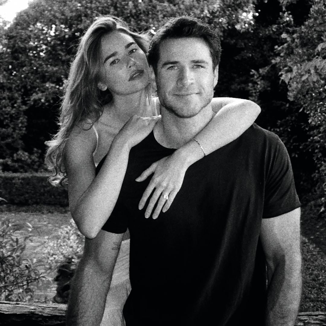 Liam Hemsworth y su prometida, Gabriella Brooks en una fotografía con la que anunciaron su compromiso