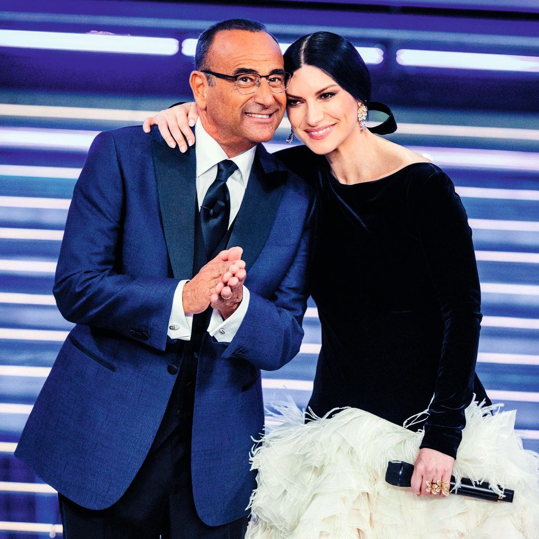 Carlo Conti y Laura Pausini en el escenario