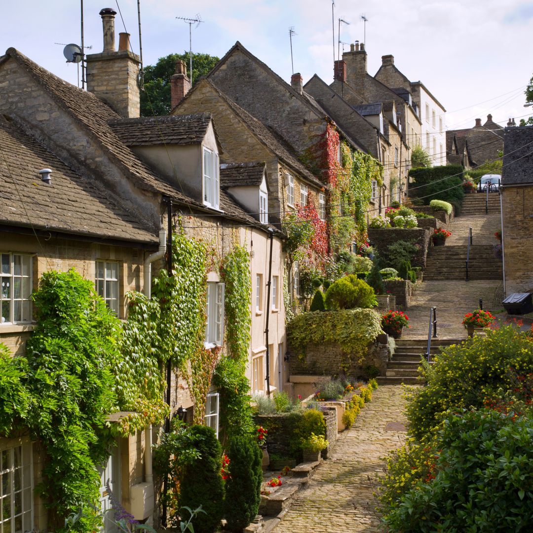 Casitas típicas de los Cotswolds alineadas a lo largo del antiguo empedrado de The Chipping Steps, en Tetbury, Cotswolds, Gloucestershire, Reino Unido.