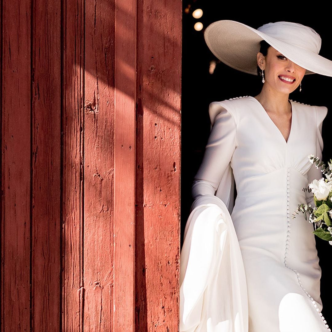 Con pamela, hombreras y capa: el vestido de Marta, la novia valenciana que ha triunfado en la red