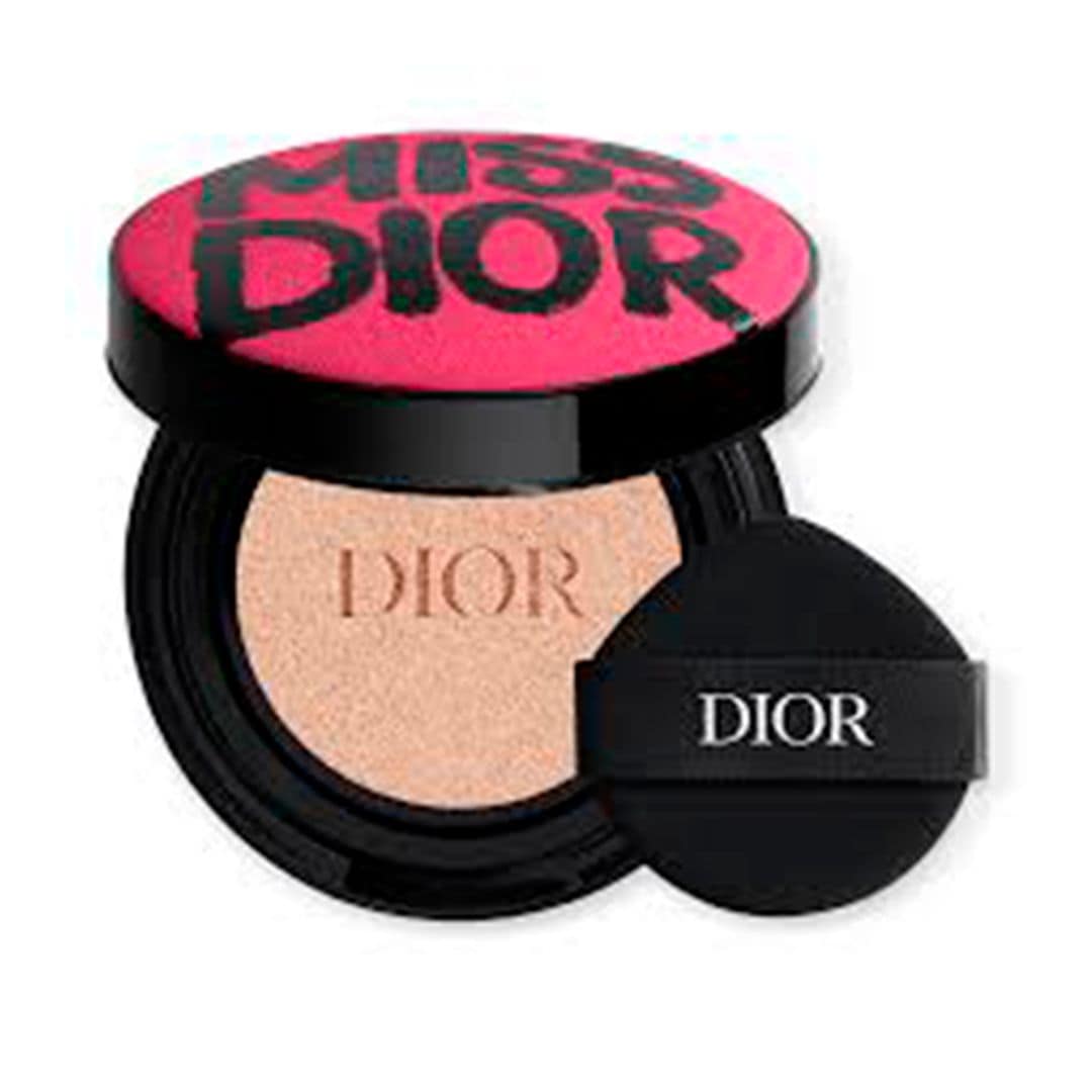 Estuche Miss Dior, de Dior (27 euros), es la carcasa de edición limitada disponible en tres colores con la que vestir las lujosas bases de maquillaje cushion: Dior Forever Hydra Glow Cushion, Dior Forever Skin Glow Cushion y Dior Forever Cushion; todas enriquecidas con ingredientes de cuidado, SPF y larga duración. Un tratamiento con color para la piel. 