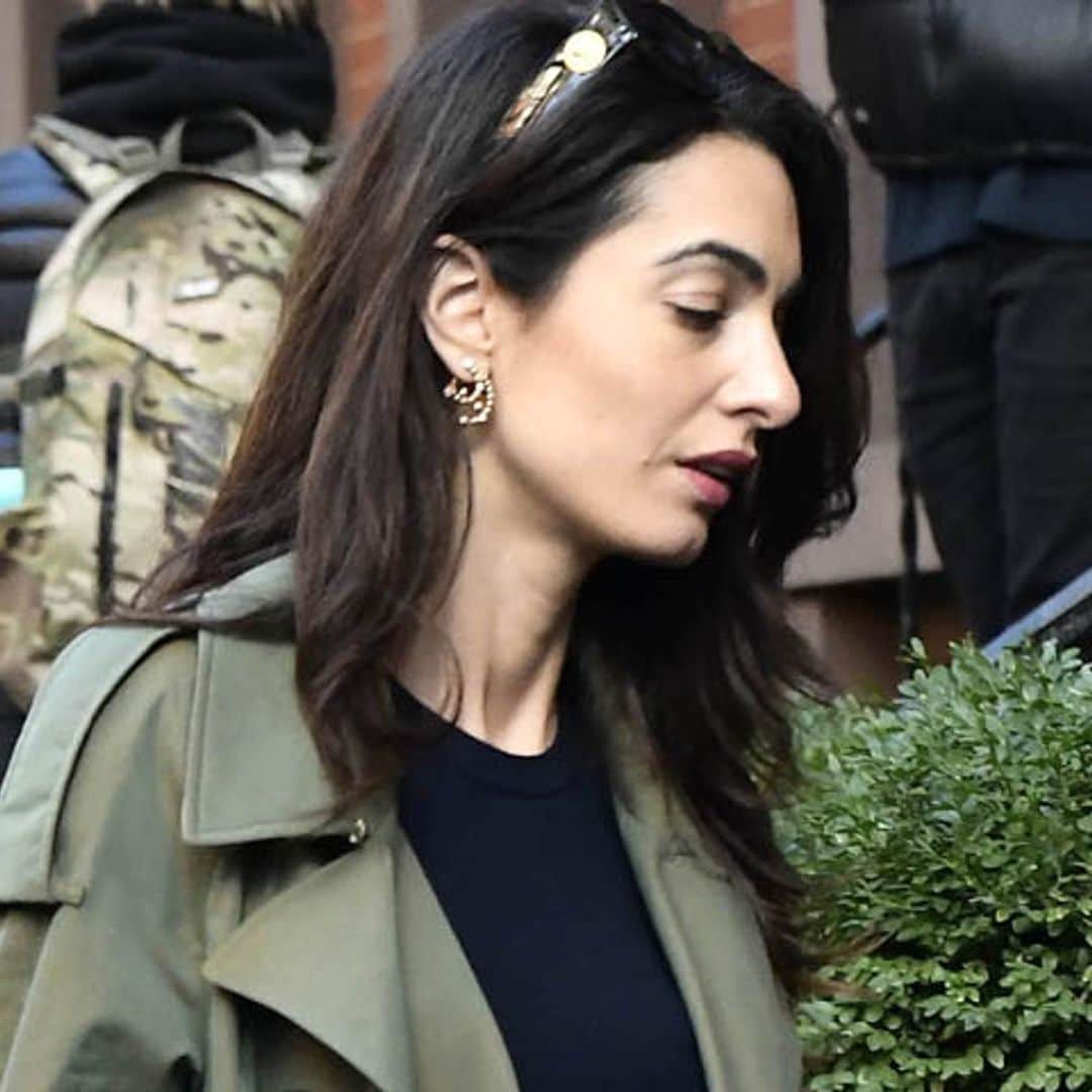 Amal Clooney recrea el look estrella de Penélope Cruz en la Gran Manzana