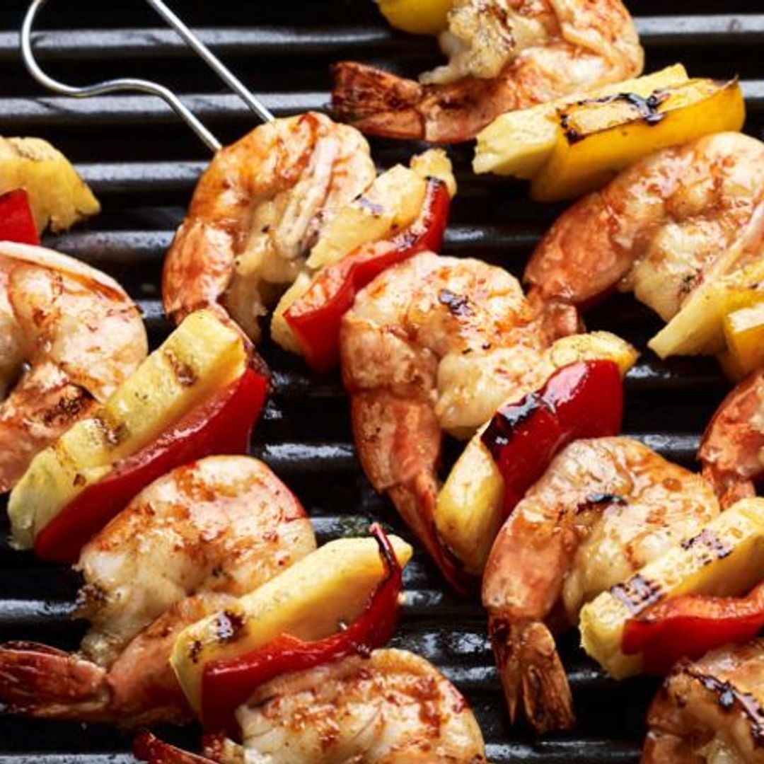 Brochetas de langostinos y piña