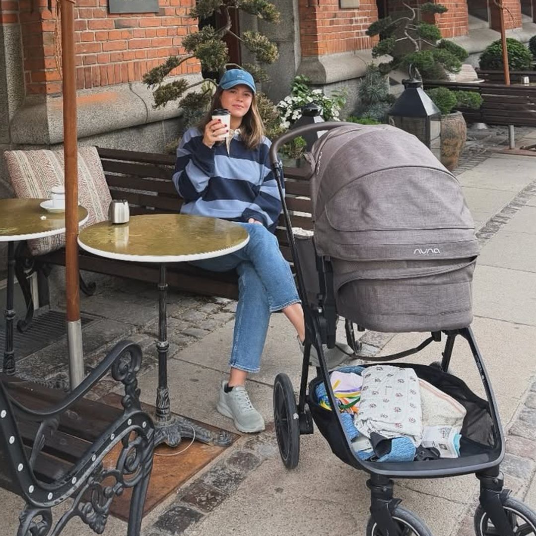 Simona, el bebé de Isabelle Junot, conoce a su bisabuela en un viaje a Copenhague que ha reunido a cuatro generaciones