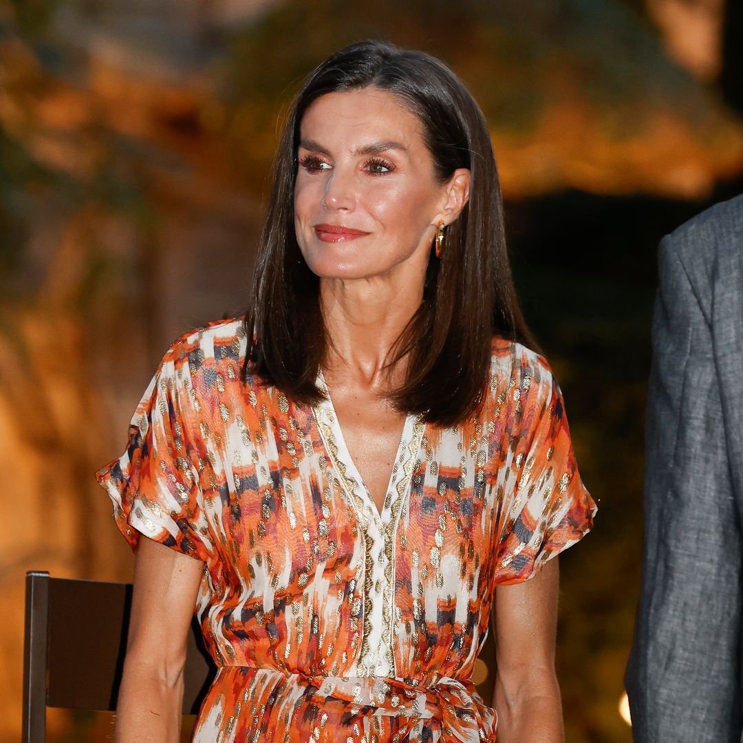 El vestido 'midi' estampado ideal para noches de verano que la reina Letizia combina con sandalias planas