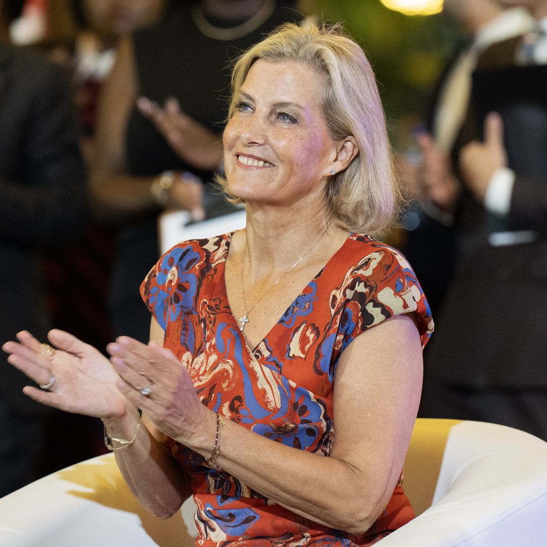 Sophie de Edimburgo afronta su gira en Zambia entre cebras, equipaje perdido y confirmando su habitual cercanía