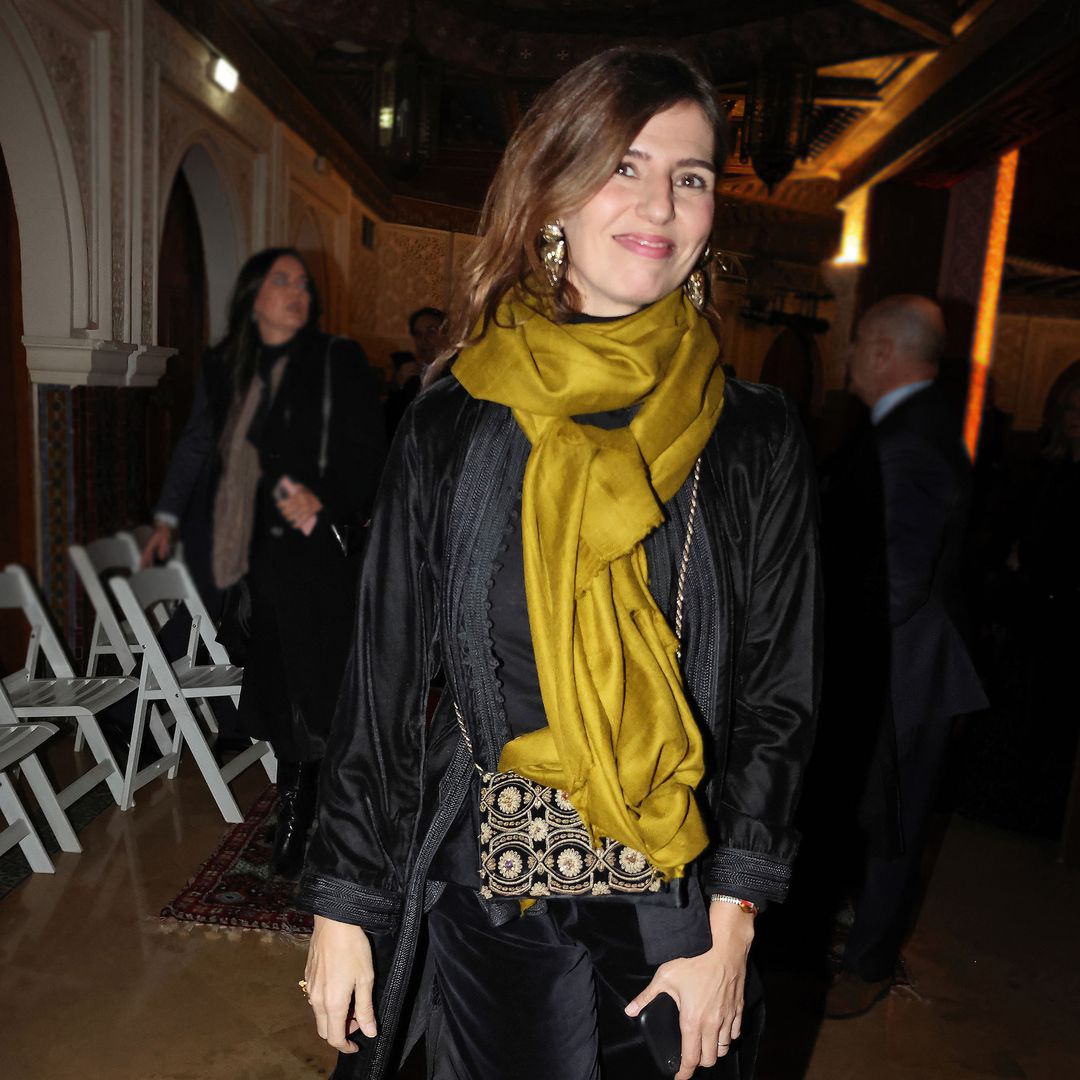 Casilda Ybarra, una elegante invitada al desfile de Rocío Peralta con pantalón fluido, túnica y un detalle especial