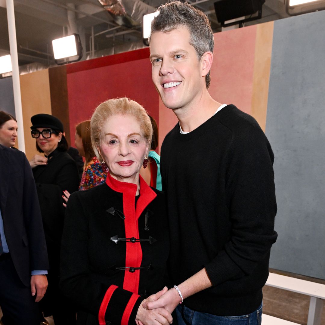 Carolina Herrera y Wes Gordon durante el desfile en Nueva York. 