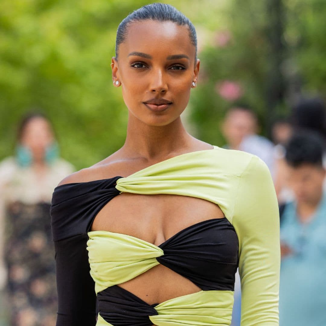 Veinte mil abdominales en media hora: el tratamiento de Jasmine Tookes en su primer verano como mamá