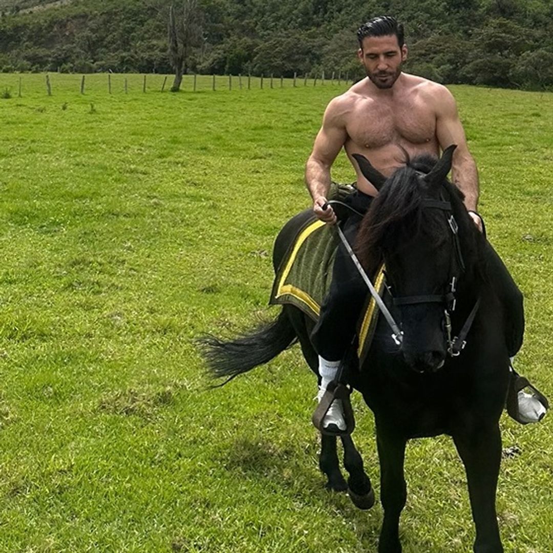 Miguel Ángel Silvestre revoluciona las redes con un vídeo a caballo sin camiseta en Colombia