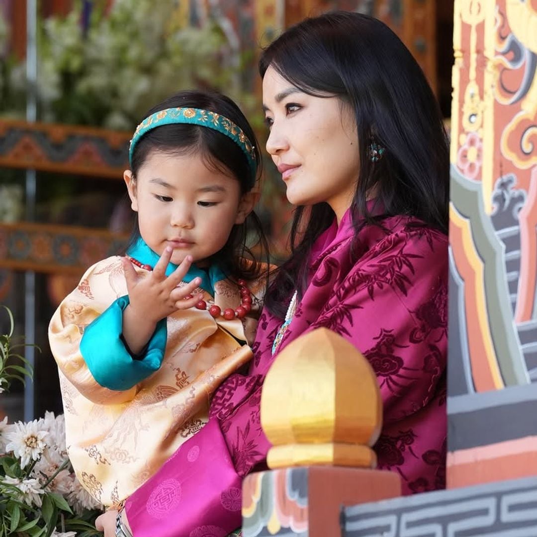 Las espectaculares fotos de los Reyes de Bután y sus tres 'príncipes dragones' para celebrar el Día Nacional del país más feliz del mundo