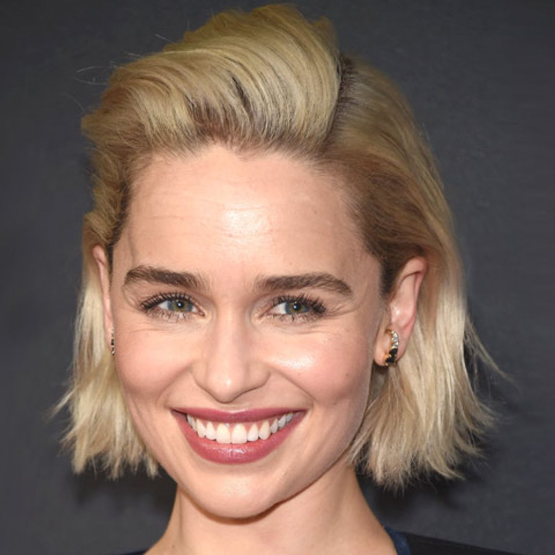 Emilia Clarke se inspira en Brad Pitt para su nuevo look